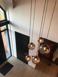 hanglampen van glazen bollen in een hal van een nieuwbouw villa